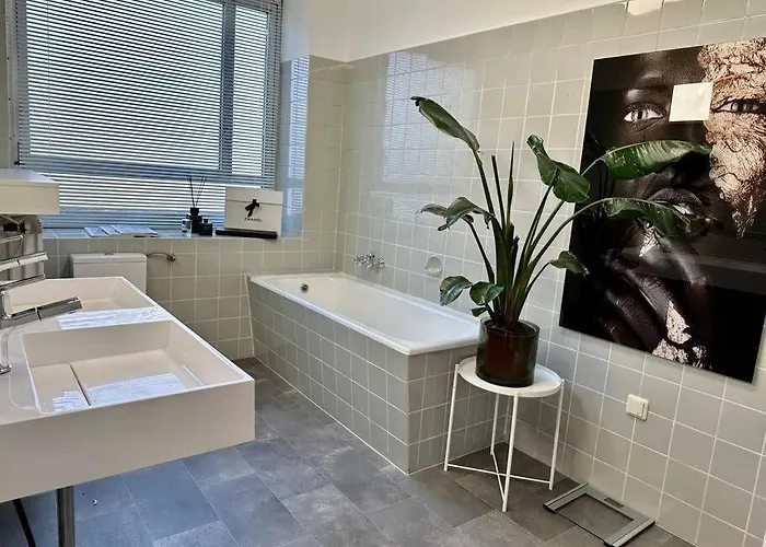 Exklusiver Rheinblick Messe Parken 5 Zimmer, 12 Personen Appartement Düsseldorf